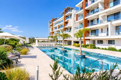 Day, Swimming pool