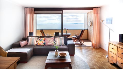 Communal lounge/ TV room, Seating area, Lake view, Sea view