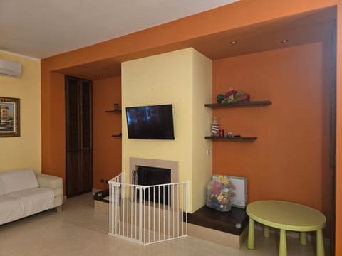Communal lounge/ TV room, TV and multimedia, Living room, Seating area, Evening entertainment, air conditioner