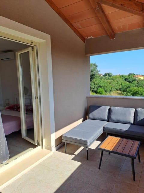 Day, Natural landscape, View (from property/room), Balcony/Terrace, Seating area, Bedroom