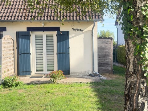 Property building, Facade/entrance, Garden, Parking