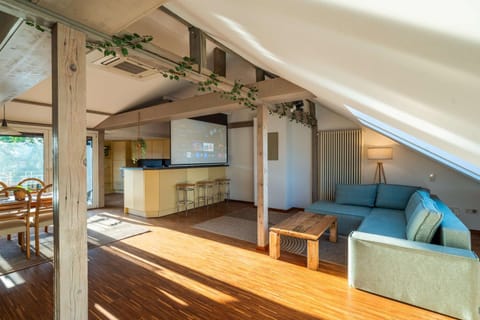 Communal lounge/ TV room, TV and multimedia, Living room, Seating area, Evening entertainment