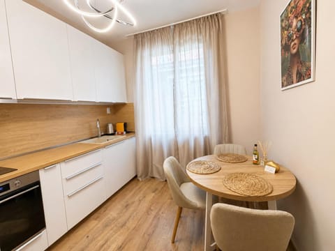 Kitchen or kitchenette, Dining area, minibar, oven, stove