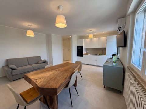 Kitchen or kitchenette, Living room, Seating area, Dining area, stove