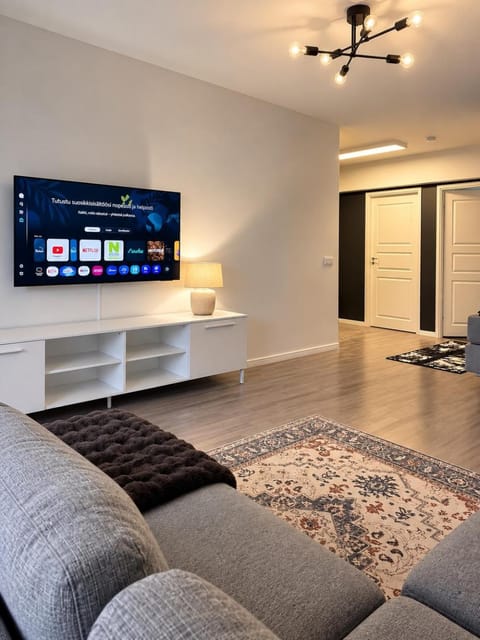 TV and multimedia, Living room, Seating area, Evening entertainment