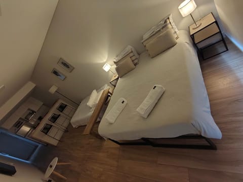 Bed, Bedroom, towels