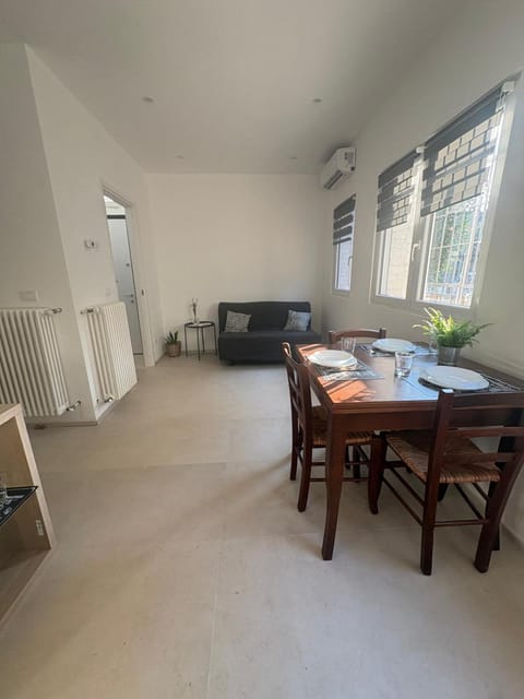 Dining area, internet