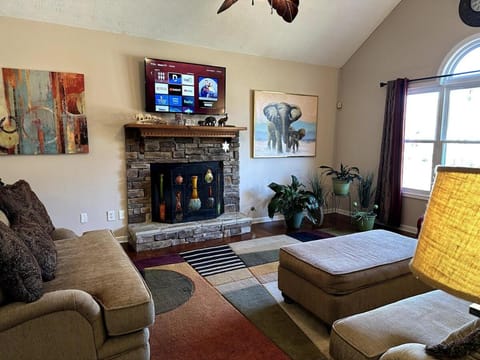 Communal lounge/ TV room, TV and multimedia, Living room, Seating area, Evening entertainment