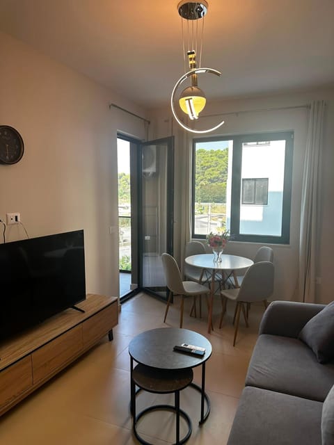 TV and multimedia, Seating area, Dining area