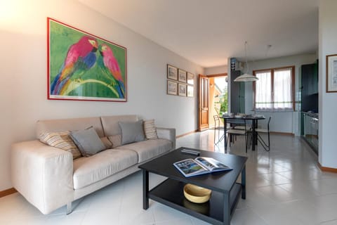 Property building, Spring, Day, Night, Winter, Summer, Bathroom, TV and multimedia, Kitchen or kitchenette, Living room, Photo of the whole room, Decorative detail, Seating area, Dining area, Autumn, On site, Sea view, Sea view, Seasons, Time of day, Location, Sunrise, Sunset, Parking, furniture, heating, heating, internet, air conditioner, air conditioner