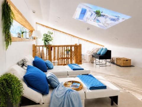 Bed, Seating area, Bedroom