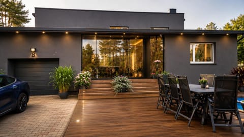 Property building, Patio, View (from property/room), Balcony/Terrace, Seating area, Dining area, Garden view
