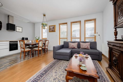 TV and multimedia, Kitchen or kitchenette, Living room, Seating area