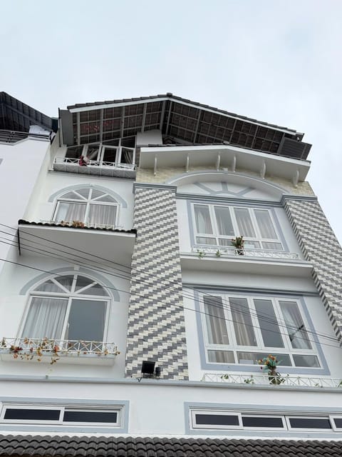 Property building, Day, Balcony/Terrace