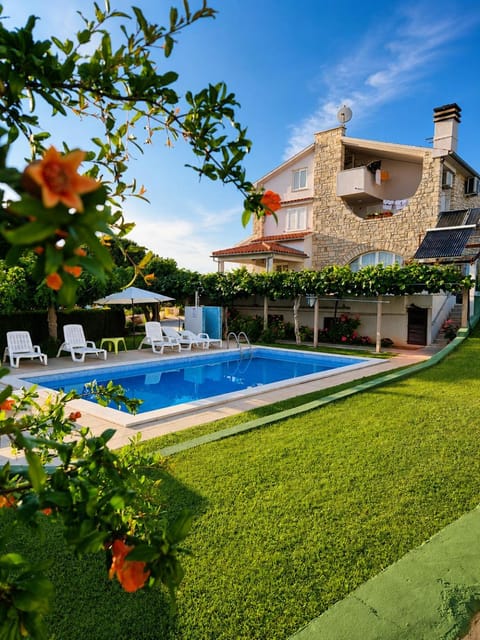Property building, Day, Garden, Garden view, Pool view, Swimming pool, sunbed