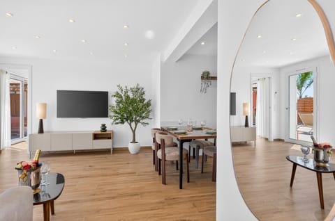 Communal lounge/ TV room, TV and multimedia, Living room, Seating area, Dining area