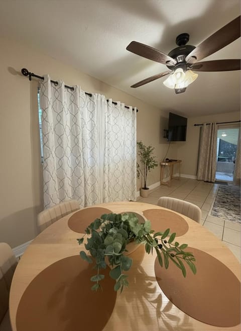Communal lounge/ TV room, Living room, Seating area, Evening entertainment