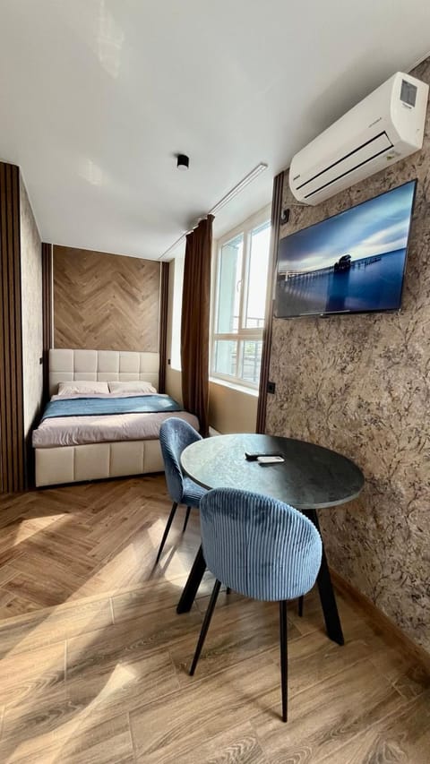 Bed, TV and multimedia, Dining area, Bedroom, air conditioner