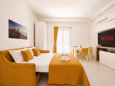 Bed, TV and multimedia, Living room, Photo of the whole room, Seating area, Dining area, Evening entertainment, Bedroom, air conditioner
