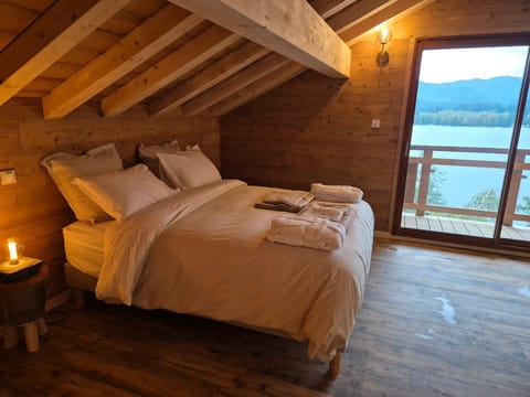 Bed, Photo of the whole room, Bedroom, Mountain view, towels