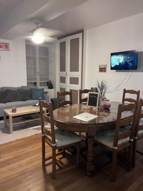 TV and multimedia, Living room, Seating area, Dining area