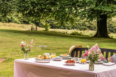 Day, Natural landscape, Summer, Garden, Dining area, Garden view