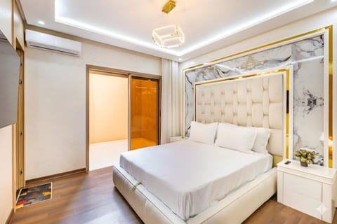 Shower, Bed, TV and multimedia, Bedroom, air conditioner