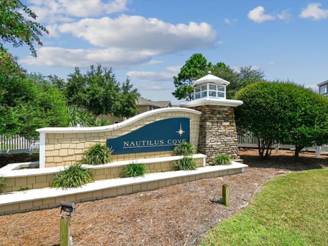 Facade/entrance, Property logo or sign, Neighbourhood, Natural landscape, Garden