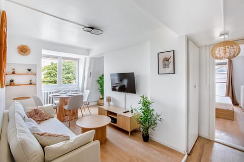 Communal lounge/ TV room, TV and multimedia, Living room, Seating area, Evening entertainment