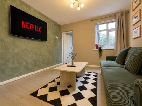 Communal lounge/ TV room, TV and multimedia, Living room, Seating area, Evening entertainment
