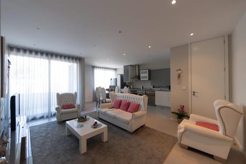 Bed, TV and multimedia, Kitchen or kitchenette, Living room, Photo of the whole room, Seating area, Bedroom