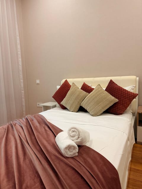 Property building, Facade/entrance, Bed, Photo of the whole room, Bedroom, Location, towels