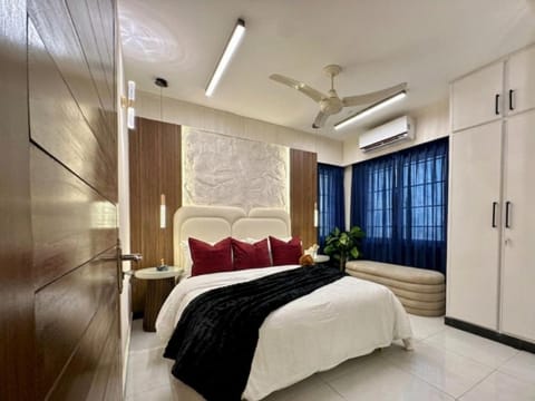 Bed, Photo of the whole room, Bedroom, fireplace, wardrobe, air conditioner