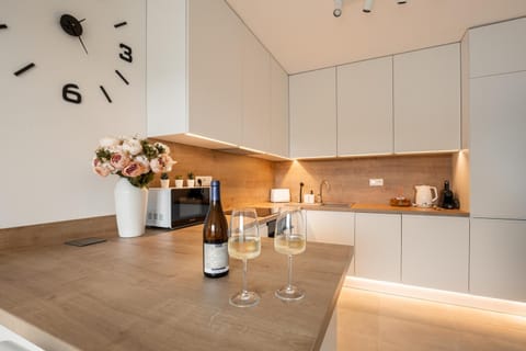 Kitchen or kitchenette, Alcoholic drinks, stove
