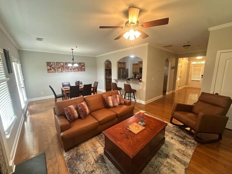 Living room, Seating area, Dining area, fireplace