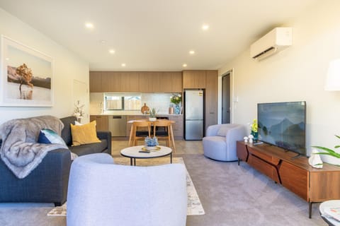 TV and multimedia, Kitchen or kitchenette, Living room, Seating area, Dining area, air conditioner