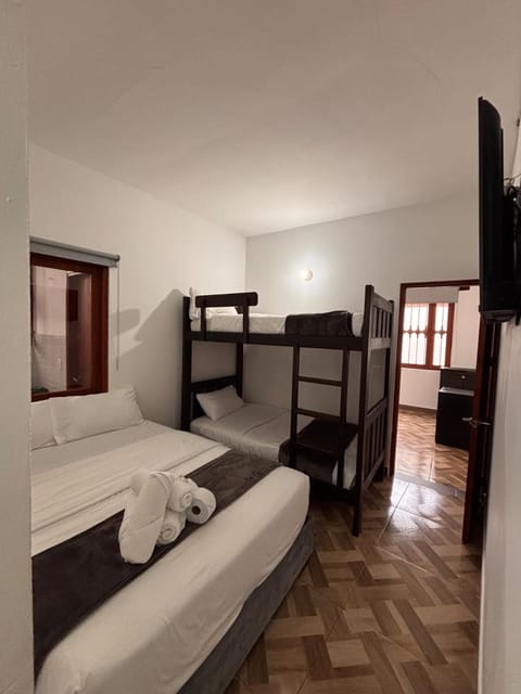 Bed, TV and multimedia, Photo of the whole room, Bedroom, Breakfast, bunk bed, towels