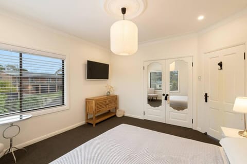 Bed, TV and multimedia, Bedroom