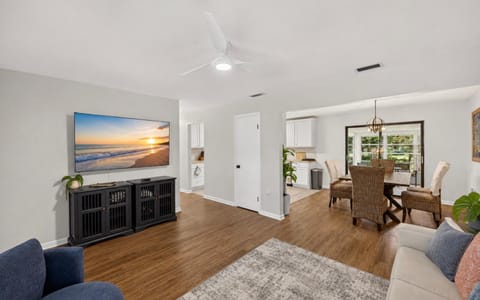 Communal lounge/ TV room, TV and multimedia, Living room, Seating area, Dining area, Evening entertainment