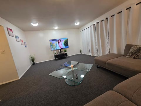 Communal lounge/ TV room, TV and multimedia, Seating area, Evening entertainment