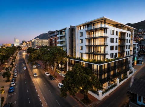 Property building, Nearby landmark, Neighbourhood, City view, Street view, Location