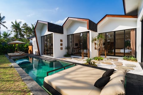 Property building, Day, Garden, Garden view, Pool view, Swimming pool