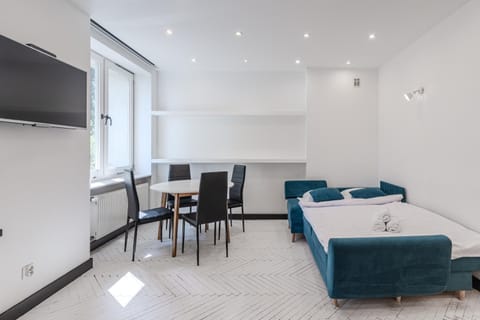 Bed, TV and multimedia, Living room, Photo of the whole room, Seating area, Dining area, Bedroom
