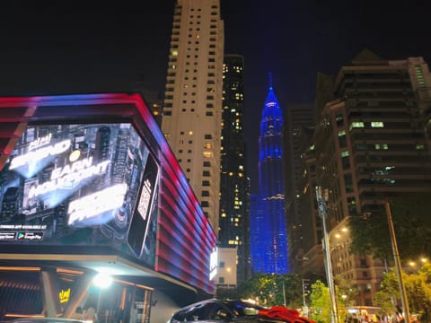 Property building, Communal lounge/ TV room, Night, Evening entertainment, City view, Location