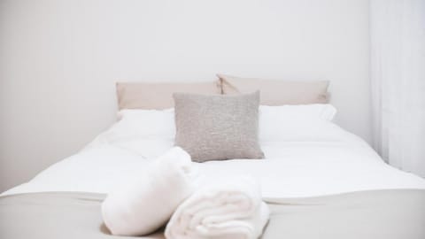 Bed, Bedroom, towels