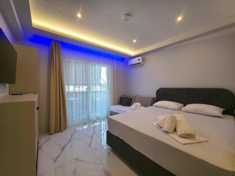 Bed, TV and multimedia, Photo of the whole room, Bedroom, towels, air conditioner
