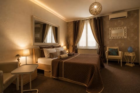 Bed, Living room, Photo of the whole room, Seating area, Bedroom, air conditioner