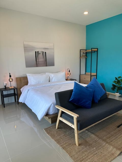 Bed, Living room, Photo of the whole room, Seating area, Bedroom