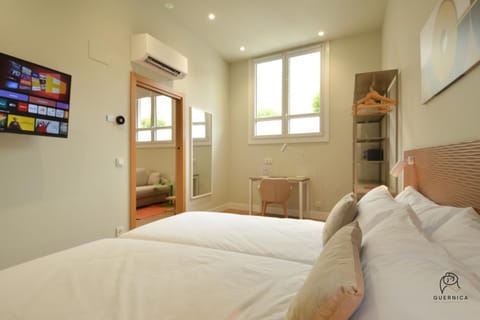 Bed, TV and multimedia, Photo of the whole room, Bedroom, air conditioner