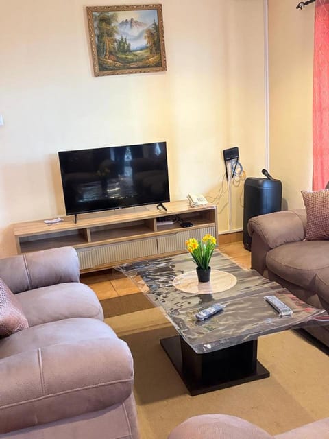TV and multimedia, Living room, Seating area, Evening entertainment